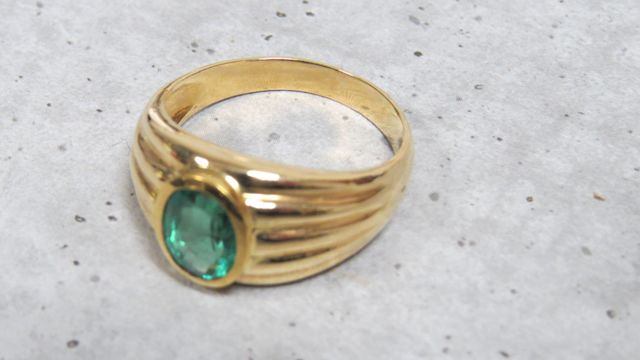 Bague en or jaune 750 millièmes ornée au centre d'une émeraude de...