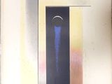 une photo d'un tableau accroché au mur, sur lequel figure une horloge