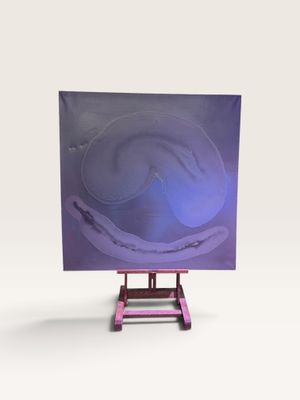 Peinture abstraite violette et bleue sur chevalet, sur fond blanc