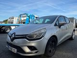 La voiture argentée est garée sur le parking, avec d'autres voitures en arrière-plan.