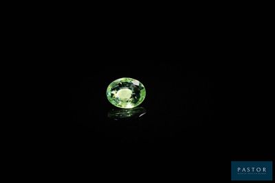 des tourmalines vertes sur un fond noir