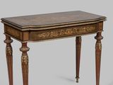 une vieille table en bois à deux pieds, avec un plateau en bois