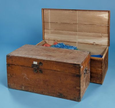 une vieille boîte en bois dont l'intérieur est recouvert d'un tissu bleu