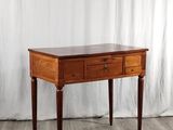 l'image d'une table en bois avec des tiroirs
