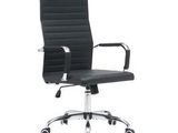 La chaise de bureau est dotée d'une assise en cuir noir et d'un piètement chromé.