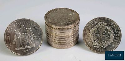 trois pièces sont empilées les unes sur les autres sur une surface blanche