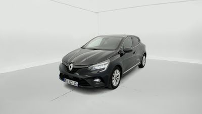 une voiture noire dans une pièce blanche au sol blanc