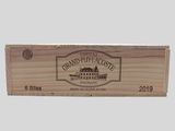 une boîte en bois sur laquelle est apposée une étiquette portant l'inscription « Grand Point Estate »