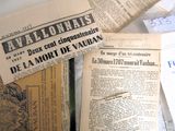 une pile de vieux journaux posée sur une table