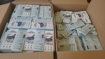 beaucoup de billets dans une boîte posée par terre
