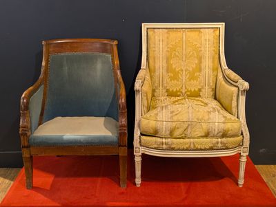 deux chaises placées l'une à côté de l'autre sur un tapis rouge