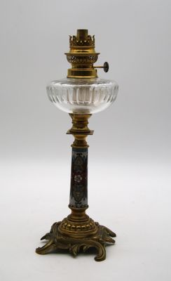 une lampe en verre posée sur une table