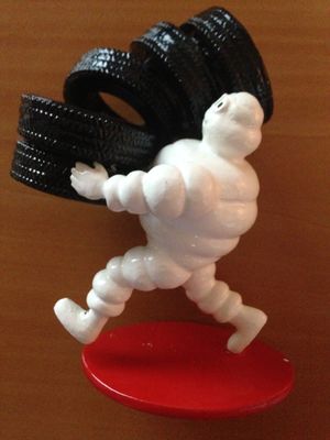 une figurine représentant un homme sur une planche de surf