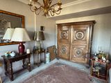 un salon avec un lustre et une table sur laquelle sont posées deux lampes