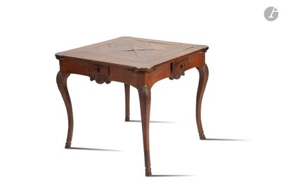 l'image d'une petite table en bois avec un tiroir en dessous