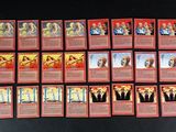 un lot de cartes posées sur une table