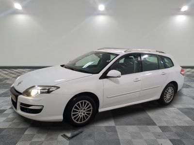 la photo d'une voiture blanche garée dans un garage