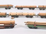 de nombreux types différents de wagons en bois sur les voies