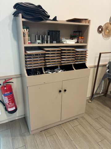 Meuble range couvert en bois laqué. Vendu vide