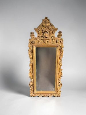 un miroir posé sur une surface blanche