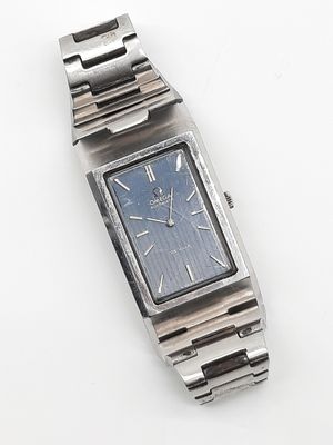 une image représentant une montre argentée au cadran bleu sur un fond blanc