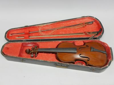 un violon dans un étui avec un archet à l'intérieur