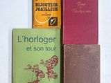 trois livres posés sur une table l'un à côté de l'autre