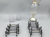 des couverts en argent posés sur une table blanche