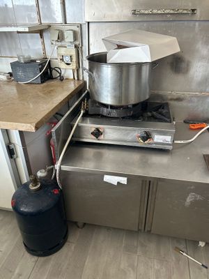 une photo d'une cuisine professionnelle avec une casserole sur la cuisinière