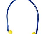 le casque est bleu et jaune sur fond blanc