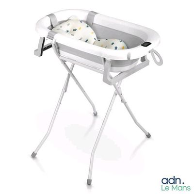 un bébé dans une baignoire recouverte d'une couverture