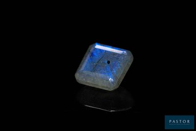une image représentant une pierre carrée bleue percée d'un trou au milieu