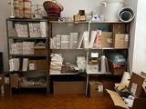 une pièce avec beaucoup de boîtes et de cartons sur les étagères
