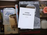 une boîte remplie de livres et une tasse de café