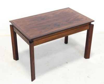 une petite table avec un plateau en bois sur un sol blanc