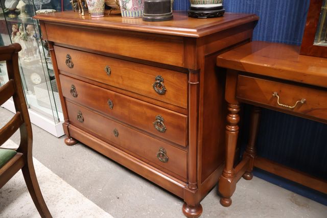 Commode moderne de style rustique ouvrant à quatre tiroirs, monta...