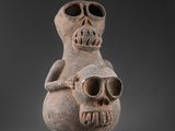un gros plan d'un vase orné d'un crâne