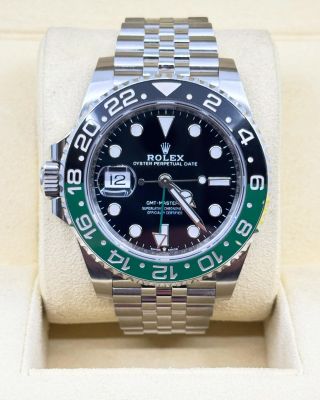 une montre Rolex dotée d'une lunette verte