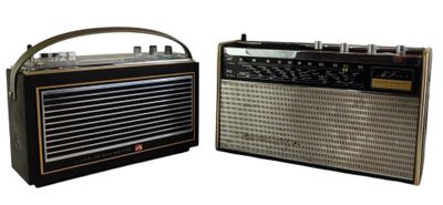 deux radios à l'ancienne posées l'une à côté de l'autre sur une surface blanche