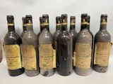plusieurs bouteilles de vin sont alignées sur une table