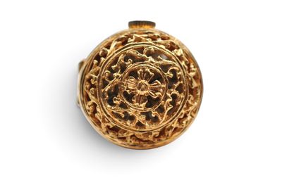 gros plan d'une bague en or sur une surface blanche