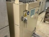 deux machines installées dans une pièce
