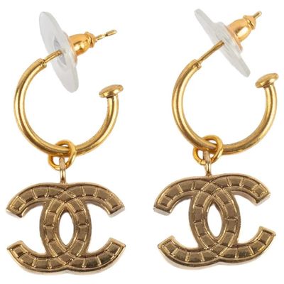 CHANEL, boucles d'oreilles pendantes.