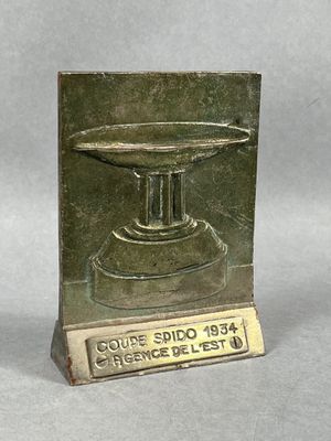 une plaque en bronze sur laquelle figure l'image d'un bol