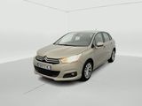 Une Citroën beige est garée dans une pièce blanche