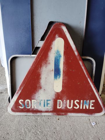 Panneau ancien triangulaire de signalisation Sortie D’USINE. Repr...