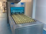 un tapis roulant sur lequel se trouvent de nombreux aliments