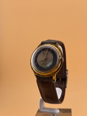 une montre posée sur un support