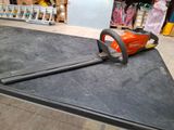 une tronçonneuse posée sur une table dans un magasin