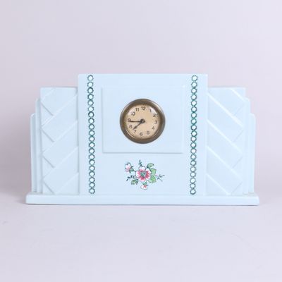une horloge posée sur une table